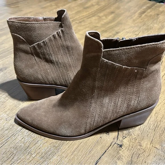 NWOB Dolce Vita Salome Brown Suede Ankle Booties - Picture 4 of 16